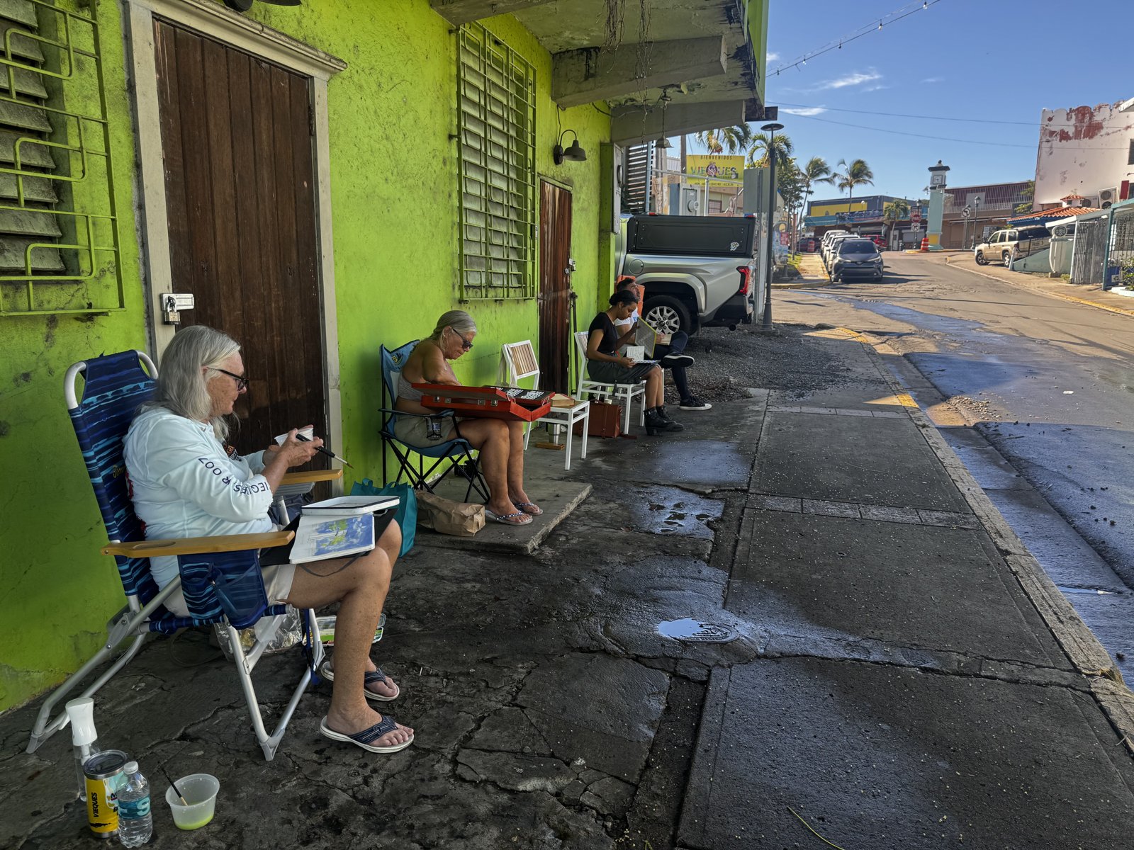 Participantes de Vieques en Plein Air pintando al aire libre en Isabel Segunda.