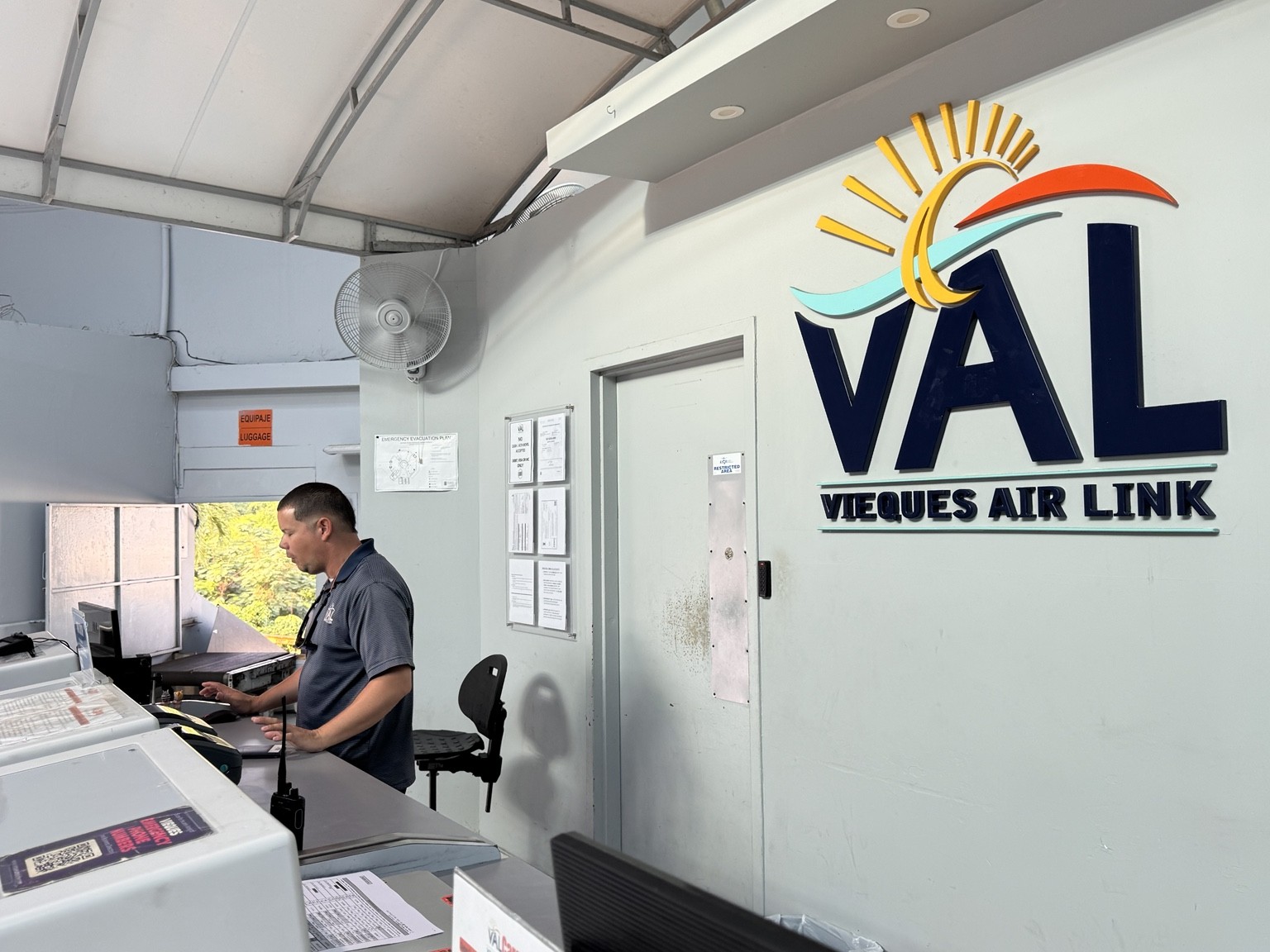 Mostrador de Vieques Air Link y rótulo de la aerolínea en el aeropuerto de Vieques.