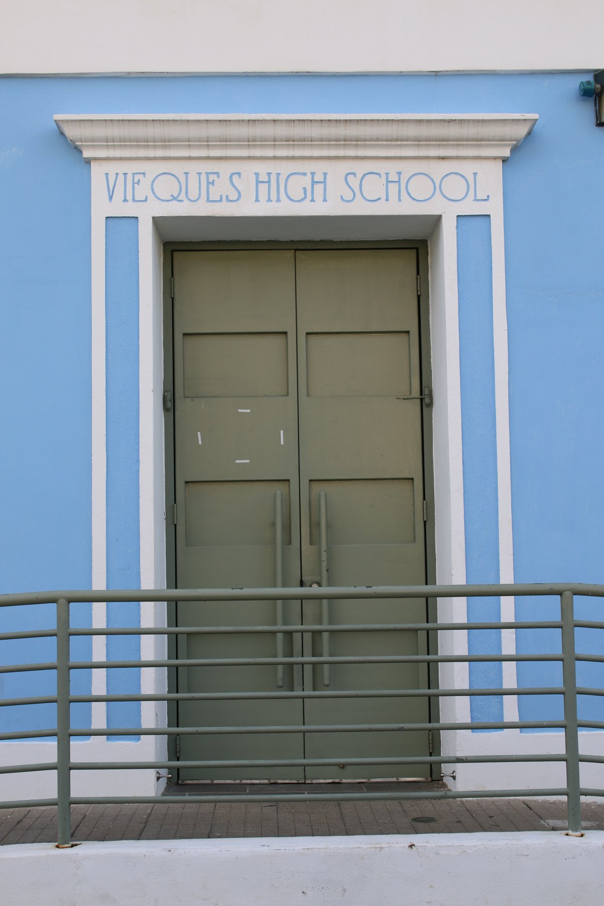 Puerta verde en una fachada azul de Vieques.